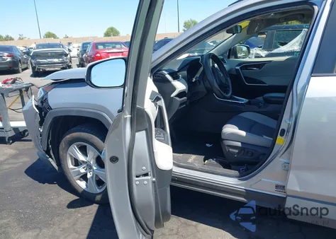 2019 Toyota Rav4 Xle z USA, uszkodzony, nr VIN JTMW1RFV6KD024071